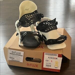 FLUX CO Cream and Black Snowboard Bindings - small womens size 5.5-8.5
